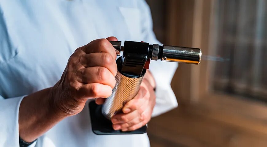 Чтобы придать мясу аромат дымка, после приготовления быстро обожгите шашлык горелкой (Shutterstock/FOTODOM)