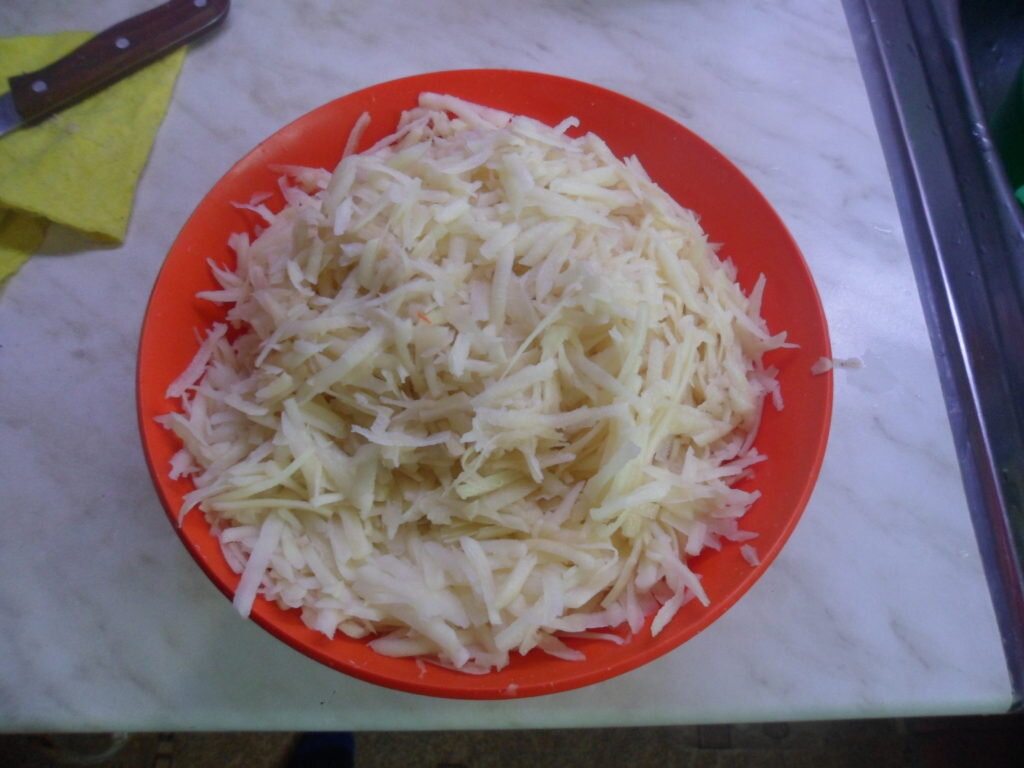 Натираем чищенный картофель