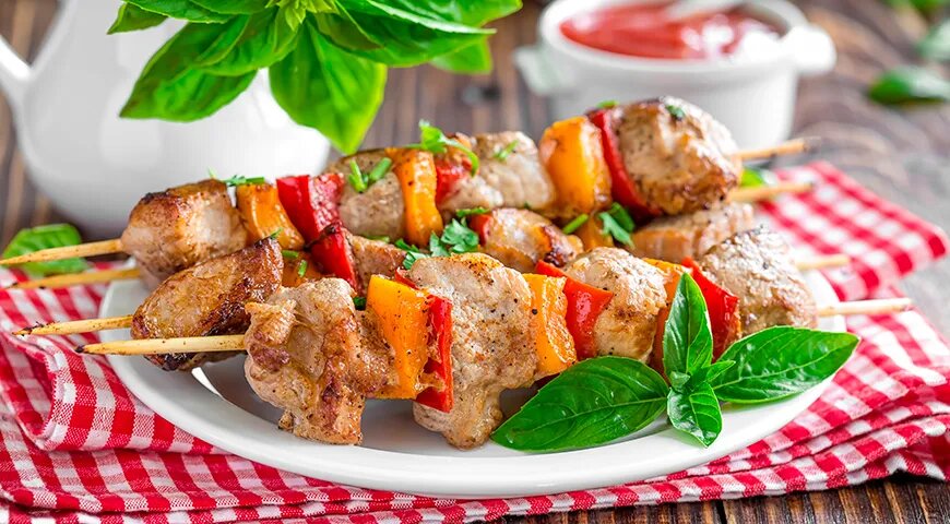 Шашлык в духовке на шпажках (Shutterstock/FOTODOM)